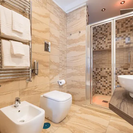 Six Luxury Ποτσουόλι